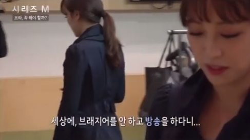 ‘노브라’로 생방송을 진행한 여자 아나운서가 화제를 모으고 있다. 13일 방송된 MBC ‘시리즈M’ 1화에서는 ‘별의별 인간 연구소’ 편이 방송됐다. 이날 방송에서는 “
