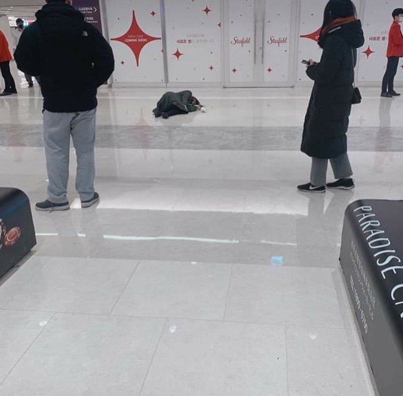 코로나19 확산에 따르면 국민적 불안감이 고조되고 있는 가운데, 서울 강남과 잠실에서 사람들이 쓰러지고 있다는 글이 올라왔다. 최근 각종 온라인 커뮤니티에는 지하철역과 대형 쇼핑몰에서 사람이 쓰러져있는 사진이 올라�