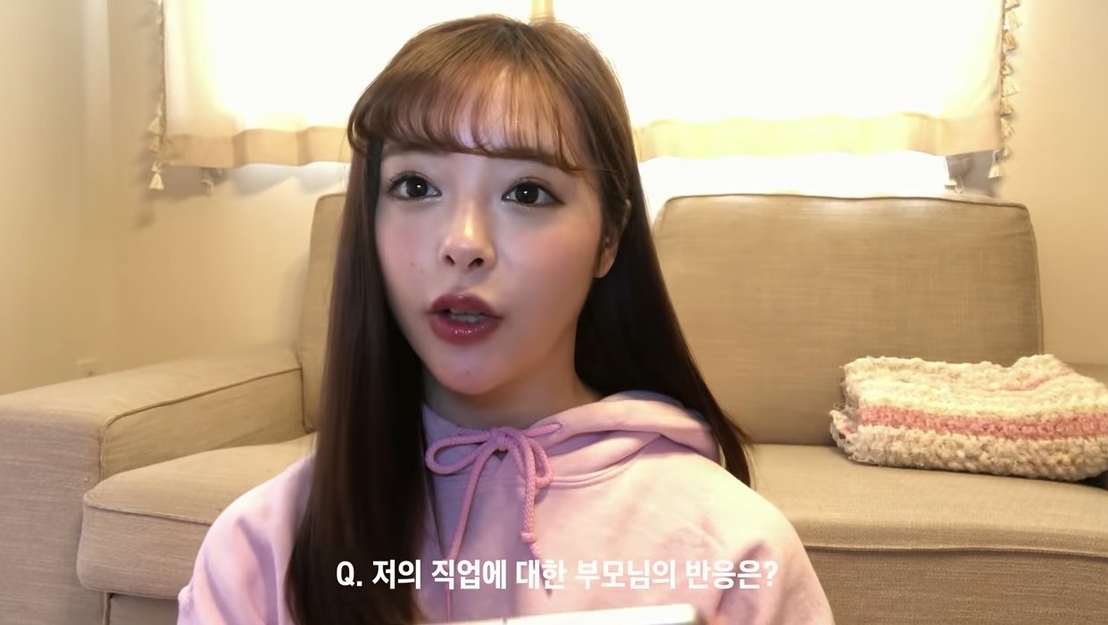 딸이 AV배우로 데뷔한다고 말한다면 부모님의 심정은 어떨까. 과거 오구라 유나는 자신의 유튜브 채널에 ‘첫 번째 Q&A’ 영상을 게재했다. 이날 영상에서 오구라 유나는 단기 유학으로 쌓은 한국어 �