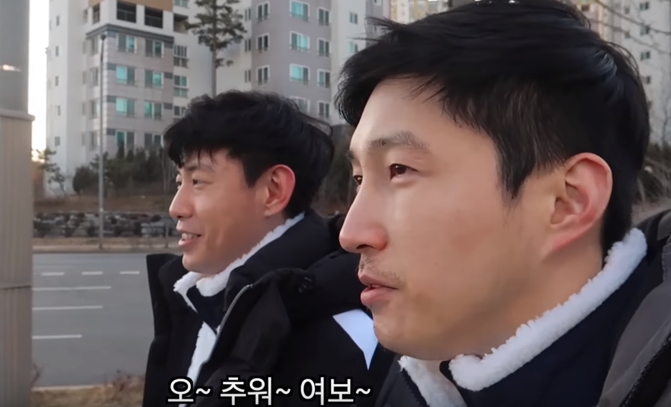 최근 유튜브에서 화제를 모으고 있는 한국인 남성 동성 커플들이 있다. 동성 커플들은 각자의 유튜브 채널을 운영하고 있다. 이성 연인들이 운영하는 유튜브처럼 이들 역시 장보기, 요리하기, 스킨십 등 평범한 연애 �