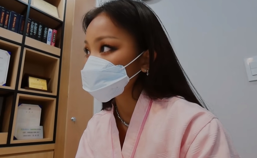 가슴 축소 수술 과정을 직접 유튜브 영상으로 공개한 한국인 유튜버가 화제를 모으고 있다. 구독자 11만 명을 보유한 유튜버 ‘디씨즈마테’는 얼마 전 오랜 컴플렉스였던 ‘큰 가슴’을 축소하�