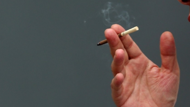 흡연을 하는 사람들이 코로나19 바이러스에 감염될 가능성이 더 낮다는 연구결과가 나왔다. 지난 22일(현지시간) 뉴욕포스트 보도에 따르면 파리 피티에 살페트리에르병원 코로나19 확진자 480명 중 흡연자 비율이 전�
