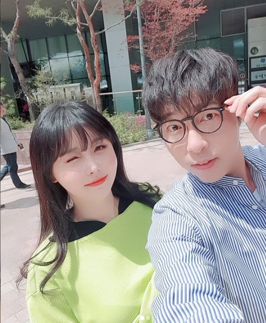 대도서관과 윰댕 부부가 현재 아들과의 관계에 대해 밝혔다. 20일 방송되는 JTBC ’77억의 사랑’에서는 ‘손가락 살인마’로 악플에 대해 이야기를 나누는 모습이 그려진다. 이날 방송에는