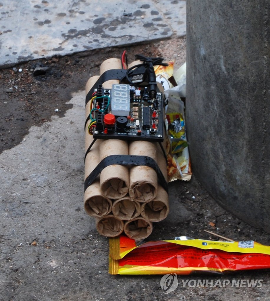 산업용 다이너마이트와 공포탄이 서울 용산구 한남동에서 발견됐다. 지난 2일 경찰은 “오전 8시 40분경 용산구 한남동의 한 상가 뒤편 골목에서 다이너마이트 수발과 공포탄 약 40여 발이 발견됐다”고 전했다.