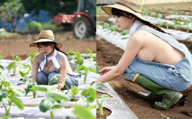 날이 더워서.. 과감한 옷차림으로 농사짓는 여성의 정체