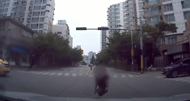 교통사고 전문 변호사 한문철이 올린 한 영상이 네티즌들 사이에서 주목을 받고 있다. 12일 한문철은 자신의 유튜브 채널에 ‘자전거 탄 어린이가 빠르게 달려와 사고 났습니다. 블박차 잘못일까요?” 라는