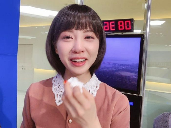 중학생을 성희롱했다는 비판에 휩싸인 김민아 아나운서가 LCK 분석데스크 진행자 자리에서 하차한다. tvN 온앤오프는 정상 출연을 이어가는 중에 나온 하차여서 ‘선택적 하차’냐는 비판이 쏟아져 나오고