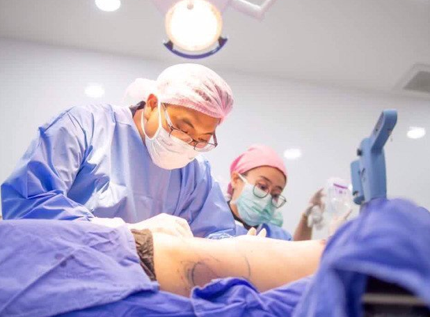 요즘 20대 남자들 사이에서 유행이라는 복근 성형 수술 충격적인 과정