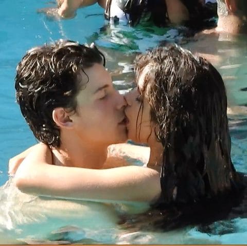 열애설을 부인했었던 톱가수 커플이 ‘수중 키스’를 하는 장면이 공개됐다. 과거 미국 연예 전문 매체 헐리우드 라이프 보도에 따르면 가수 카밀라 카베요와 숀 멘데스가 사람들의 시선에도 불구하고 과감한 데이�