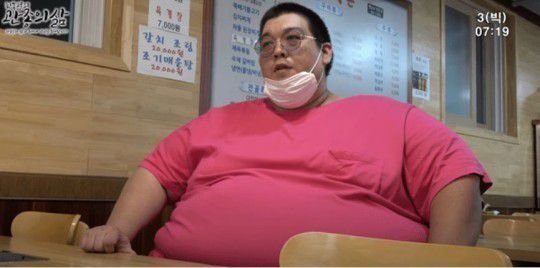 최근 320kg까지 체중이 불어나 많은 사람들의 안타까움을 샀던 가수 빅죠가 사망했다. 빅죠는 6일 오후 6시 20분께 경기 김포 모 병원에서 체내 염증 제거 수술을 받던 중 경과가 나빠 결국 세상을 떠나고 말았다.