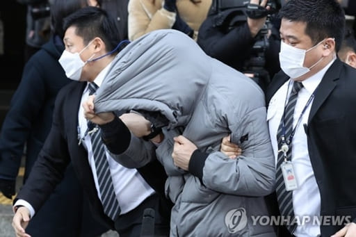 정인이 사건 재판이 세간의 관심을 모으고 있다. 지난 13일 서울남부지법에서 열린 첫 재판에서 양부모 측은 “정인이를 고의로 사망에 이르게 한 적이 없다”라며 살인 혐의를 부인했다. 이날 양부모 측 정희�