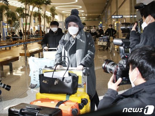 방송인 에이미가 다시 한국 땅을 밟았다. 지난 20일 저녁 에이미는 인천국제공항을 통해 중국 광저우에서 입국했다. 이는 강제추방으로 한국을 떠난 지 5년 만이다. 이 가운데 에이미가 공항에 입고 등장한 옷이 눈
