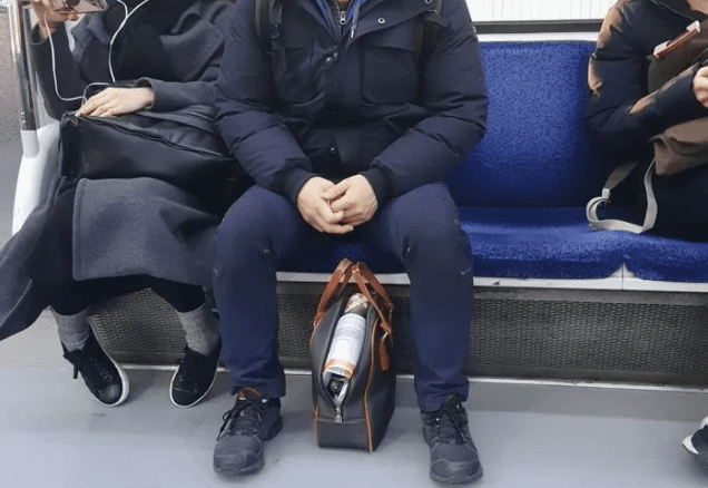 지하철에서 가방 안에 카메라를 숨겨놓고 불법 촬영을 한 중년 남성이 발각됐다. 지난 22일 한 온라인 커뮤니티에는 몰래카메라를 소지한 것으로 보이는 남성을 목격한 네티즌의 글이 올라왔다. 해당 글 작성자 A씨�