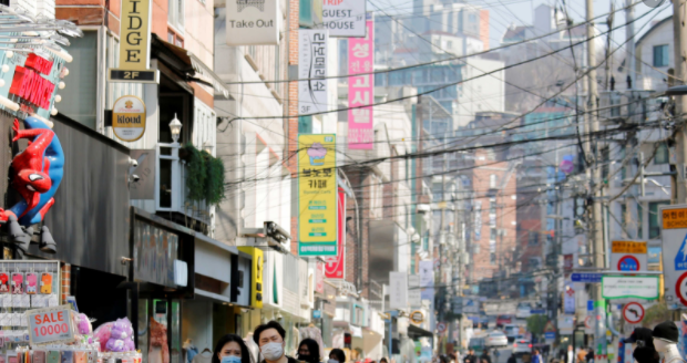 서울 강남역 일대에서 길을 걷는 여성들의 뒤통수를 때리고 도망간 20대 남성의 구속 여부가 이르면 29일 결정된다. 29일 경찰 등에 따르면 서울중앙지법은 이날 오후 3시 A씨의 영장실질심사를 열고 구속 필요성을 심리한다.