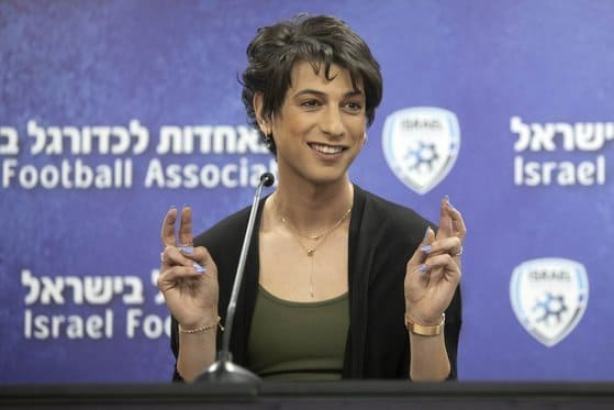 이스라엘 프로축구 최상위 리그의 심판인 사피르 베르만이 트랜스젠더임을 고백했다. 27일 베르만은 기자회견을 통해 자신이 트랜스젠더가 됐음을 밝혔다.