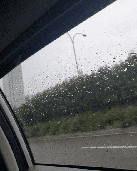 배우 정시아가 택시 기사님의 예상치 못한 마음에 감동했다. 7일 정시아는 자신의 인스타그램에 빗방울이 잔뜩 맺힌 차 유리창 사진 한 장을 게시했다.