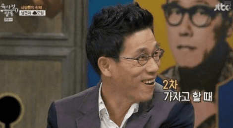 과거 방송에서 업소 출입을 대놓고 고백한 유명인이 있었다. 지난 2015년 5월 방송된 JTBC ‘속사정 쌀롱’에는 진중권 교수가 게스트로 출연했다.