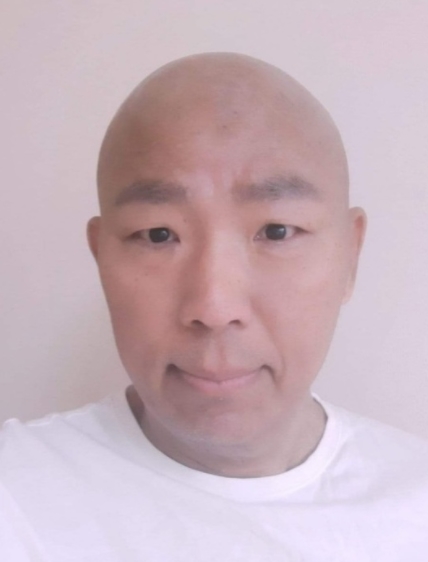 개그맨 겸 가수 김철민이 항암 치료 중인 근황을 전해 화제이다. 지난 19일, 김철민은 자신의 페이스북에 “항암 11차 하는 날, 이겨내자. 버티고 버티다 보면”이라는 글과 함께 사진 및 영상을 게시했다.