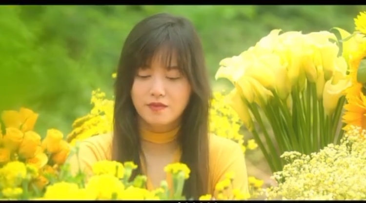 배우 구혜선이 꽃밭에서 담배를 물고 있는 사진을 인스타그램에 업로드하여 화제이다. 해당 사진은 노란색 꽃들로 가득 채워진 꽃밭에 노란색 옷을 입은 구혜선이 담배를 물고 있다. 사진을 넘기면 연기를 뿜고 있는