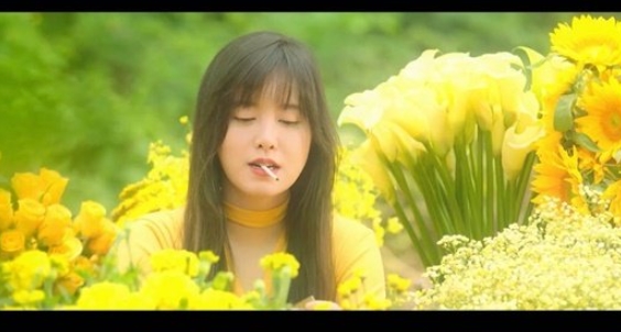 배우 구혜선이 꽃밭에서 담배를 물고 있는 사진을 인스타그램에 업로드하여 화제이다. 해당 사진은 노란색 꽃들로 가득 채워진 꽃밭에 노란색 옷을 입은 구혜선이 담배를 물고 있다. 사진을 넘기면 연기를 뿜고 있는
