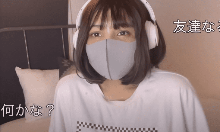 구독자 수 약 40만 명을 보유한 뷰티 유튜버가 충격적인 생얼을 공개했다. 지난 9일 일본 뷰티 유튜버 모모하하는 마스크를 쓴 채 실시간 유튜브 방송을 진행했다. 이날 방송 내내 마스크로 얼굴 절반을 가렸던 그는