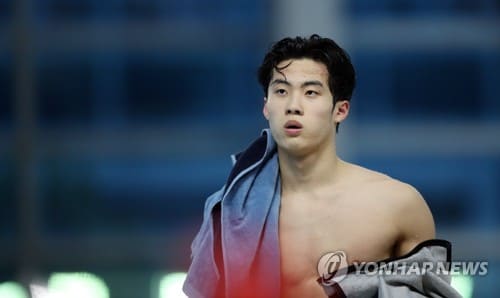 황선우(18)가 생애 첫 올림픽 무대에서 11년 묵은 남자 자유형 200m 한국 기록을 경신했다. 그는 25일 일본 도쿄 아쿠아틱스 센터에서 열린 2020 도쿄올림픽 경영 남자 자유형 200m 예선 3조에서 1분44초62의 한국 신기록