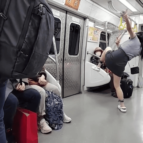 지하철에서 “인생은 X스”라고 외쳤던 3호선 빌런녀의 새로운 영상이 공개됐다. 지난 7일 유튜브 채널 ‘맥심 코리아’에는 ‘[단독] “인생은 젝스”녀 맥심이 공개 섭외합니다.