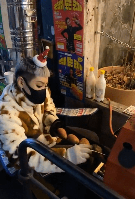 래퍼 치타의 근황이 공개됐다. 지난 11일 치타는 자신의 인스타그램에 군고구마를 파는 영상과 사진을 올렸다. 공개된 영상 속 치타는 서울 강남구 신사동 한 길거리에서 직접 군고구마를 만들어 시민들에게 판매하고