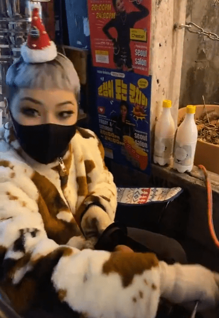 래퍼 치타의 근황이 공개됐다. 지난 11일 치타는 자신의 인스타그램에 군고구마를 파는 영상과 사진을 올렸다. 공개된 영상 속 치타는 서울 강남구 신사동 한 길거리에서 직접 군고구마를 만들어 시민들에게 판매하고