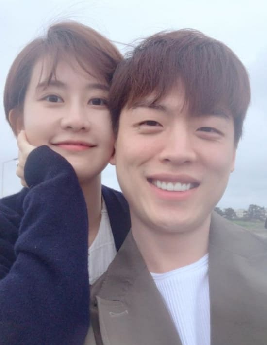 김수지(32) MBC 아나운서와 가수 한기주(34)가 결혼을 발표했다. 12일 김 아나운서는 자신의 사회관계망서비스(SNS)에 글을 올리고 “작년에 방송한 MBC 예능 ‘오 나의 파트너’를 통해 만난 한기주