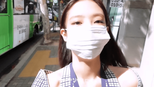 블랙핑크 제니의 일상이 공개됐다. 지난 16일 제니는 자신의 유튜브 채널에 ‘베이커리 투어 브이로그’라는 제목의 영상을 올렸다. 해당 영상에서 제니는 홀로 촬영차 서울 연희동의 베이커리를 찾았다.