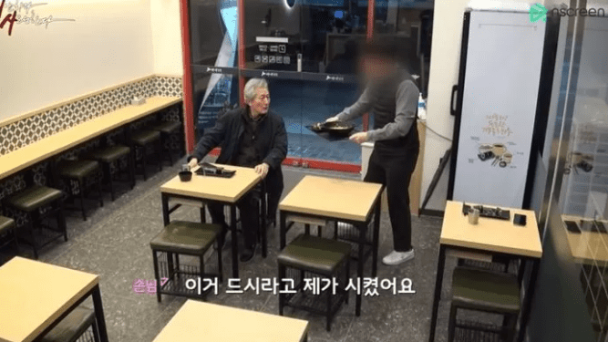 돈이 없어 김밥 반줄을 시켜놓고 아들에게는 전화로 고기를 먹고 있다는 중년 남성의 영상이 화제다. 지난 15일 크리에이터그룹 ‘엔스크린’의 공식 유튜브 채널에는 ‘거짓말하는 아버지를 본 시민들의