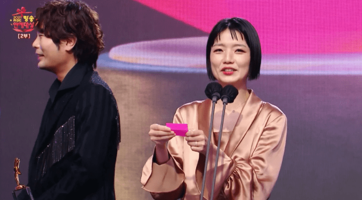 한 여자 연예인이 시상식에서 돌발 행동을 했다. 지난 29일 서울 마포구 상암동 MBC에서는 ‘2021 MBC 연예대상’ 시상식이 열렸다. 이날 개그우먼 안영미는 라디오 부문 우수상을 수상했다. 그런데