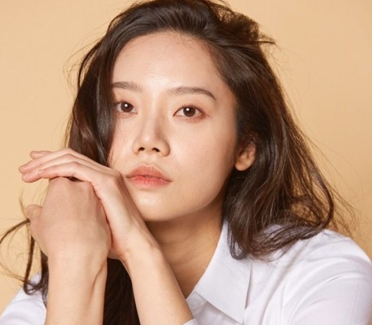 역사왜곡 논란에 휩싸인 JTBC 드라마 ‘설강화’ 출연 배우 김미수가 사망했다. 5일 연예계에 따르면 설강화에 ‘여정민’ 역으로 출연했던 김미수 배우가 자택에서 갑작스럽게 숨진 채 발견됐다.