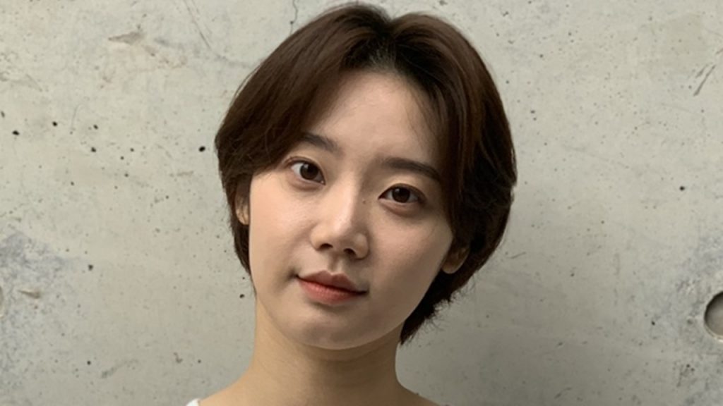 JTBC 주말 드라마 설강화 출연 배우 김미수(31)가 사망했다는 소식에 많은 사람들이 애도를 표하고 있다. 5일 연예계에 따르면 설강화에 여정민 역으로 출연했던 김미수 배우가 자택에서 갑작스럽게 숨진 채 발견됐다.