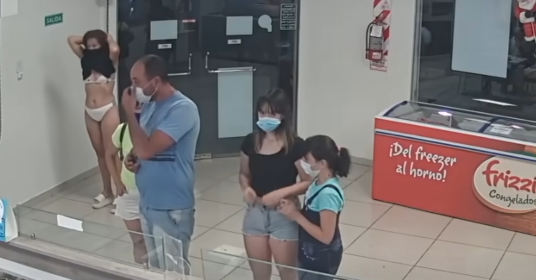 마스크를 까먹고 두고 온 여자가 옷 벗어 입을 가렸습니다 (+CCTV)