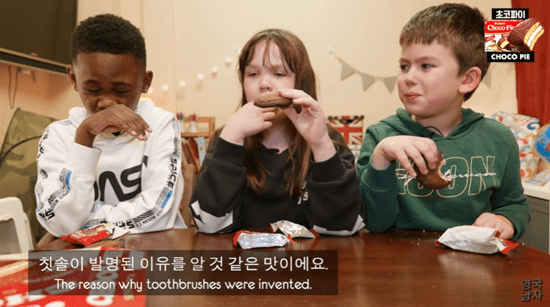 유튜버 ‘영국남자’ 조쉬가 영국 아이들에게 초코파이를 건넸다. 지난 2일 유튜브 ‘영국남자’ 채널에는 ‘초코파이 처음 먹어본 영국 아이들의 반응!?’이라는 제목의 영상이 올�