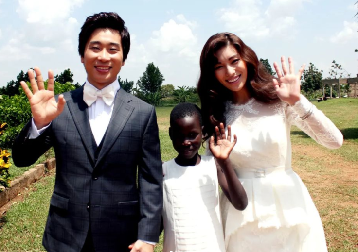 배우 김정화(39)가 자신이 후원해온 딸의 결혼 소식을 전했다. 김정화는 7일 자신의 인스타그램에 “2009년도 6세 아그네스를 처음 만나 27세의 저는 엄마가 됐고 2013년도 10세가 된 아그네스에게 아빠를 선물�