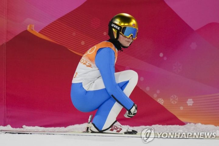 2022 베이징 동계올림픽 스키점프 남녀 혼성 단체전에서 4개국 5명의 선수가 무더기로 실격되는 사건이 벌어졌다. 7일 중국 허베이성 장자커우의 국립 스키점프센터에서 열린 스키점프 혼성 단체전에서 카타리나 알트하루스(독