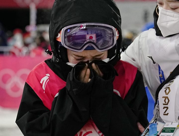 2022 베이징 동계올림픽 스키점프 남녀 혼성 단체전에서 4개국 5명의 선수가 무더기로 실격되는 사건이 벌어졌다. 7일 중국 허베이성 장자커우의 국립 스키점프센터에서 열린 스키점프 혼성 단체전에서 카타리나 알트하루스(독