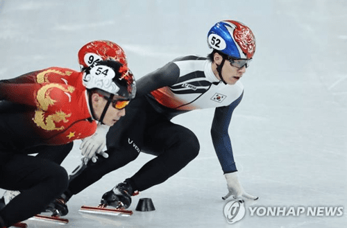 2022 베이징 동계올림픽 쇼트트랙 남자 1000m에서 우리나라 선수 2명이 석연찮은 이유로 실격당하자, 안중현 한국 쇼트트랙 대표팀 코치가 ‘100달러’와 서면 항의서를 손에 들고 항의하는 모습이 포착됐다. 지