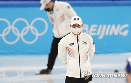 2022 베이징 동계올림픽 쇼트트랙 남자 1000m에서 우리나라 선수 2명이 석연찮은 이유로 실격당하자, 안중현 한국 쇼트트랙 대표팀 코치가 ‘100달러’와 서면 항의서를 손에 들고 항의하는 모습이 포착됐다. 지