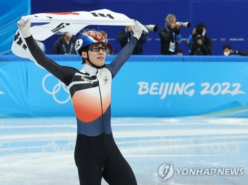 쇼트트랙 국가대표 황대헌이 베이징 올림픽 첫 금메달을 목에 걸었다. 지난 9일 황대헌은 중국 베이징 수도체육관에서 열린 2022 베이징 동계올림픽 쇼트트랙 남자 1500m 결승에서 2분 09초 219를 기록하며 전체 1위로 들어왔