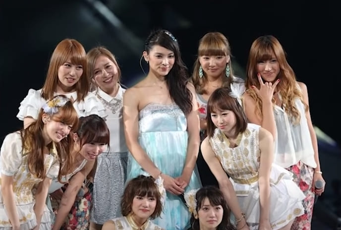 일본의 아이돌 그룹 AKB48은 일본의 아이돌 시대를 열었다고 평가받는 그룹이다. 200명 가량의 멤버들은 선거를 통해 순위를 배정받고 성장해가는 모습을 팬들에게 보여준다. AKB48의 컨셉은 이후에 등장한 사쿠라�