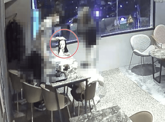 '저기서 저 짓을..' SNS 대폭발시켰던 카페 민폐 남녀 (+CCTV)