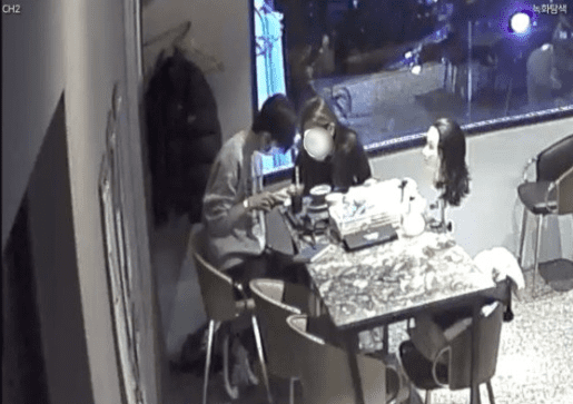 부산의 한 카페에서 남녀 한 쌍이 단체석에 자리를 잡고 3시간 동안 미용 실습한 CCTV가 공개되자 공분을 사고 있다. 지난 13일 자영업자 커뮤니티에는 ‘카페에서 3시간 동안 파마 연습하는 손님. 너무 화가 나네요’