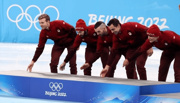 2022 베이징 동계올림픽 쇼트트랙 남자 5000m 계주 결승에서 금메달을 딴 캐나다 대표팀이 놀라운 세리머니를 선보였다. 지난 16일 중국 베이징 캐피털 실내경기장에서 열린 쇼트트랙 남자 계주 결승에서 캐나다 대표팀은 1위