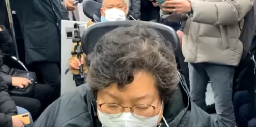 장애인 지하철 시위 때문에 할머니 임종 놓쳤습니다. 버스타고 가라네요 (+영상)