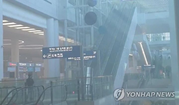 인천국제공항에서 화재가 발생했다. 24일 오전 11시 30분께 인천공항 제2여객터미널(T2) 지하 1층 동편 코로나19 선별진료소 부근에서 화재가 발생했다.