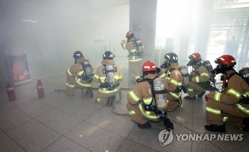 인천국제공항에서 화재가 발생했다. 24일 오전 11시 30분께 인천공항 제2여객터미널(T2) 지하 1층 동편 코로나19 선별진료소 부근에서 화재가 발생했다.